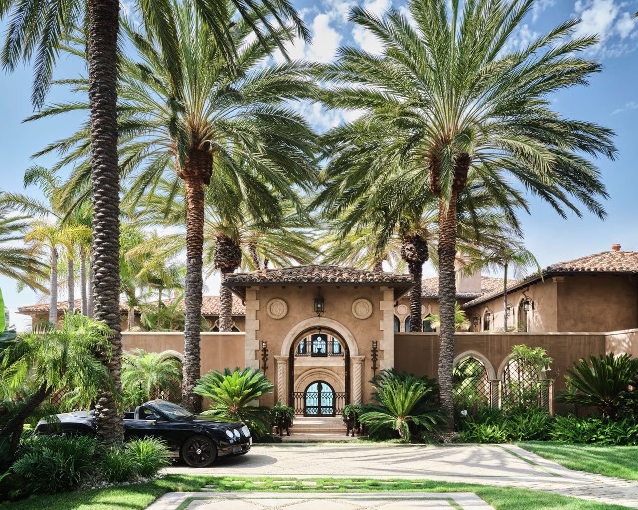 Cher looks for new owner for her mansion