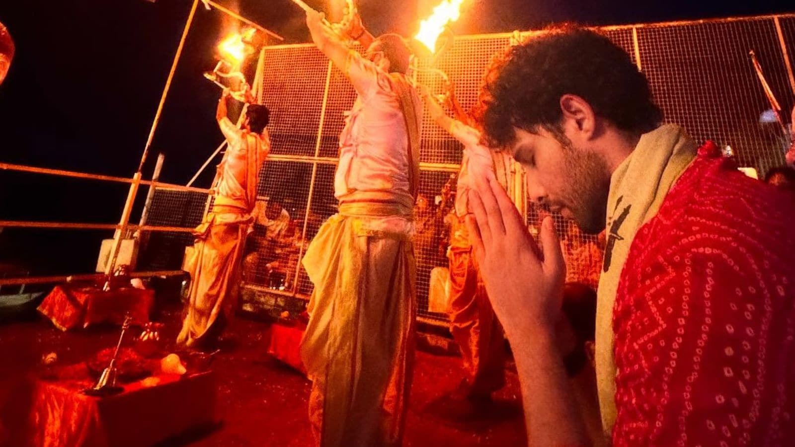 Attend Evening Ganga Aarti: Join the locals at Dashashwamedh Ghat during the evening Aarti. Light a diya (oil lamp) and feel the spiritual energy of the city’s most famous ritual. Attend Evening Ganga Aarti: Join the locals at Dashashwamedh Ghat during the evening Aarti. Light a diya (oil lamp) and feel the spiritual energy of the city’s most famous ritual.