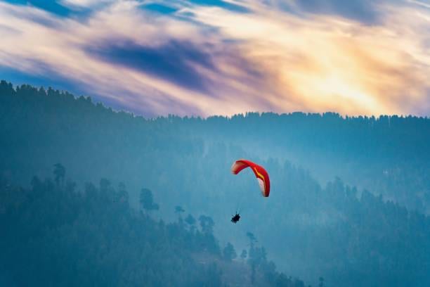 Bir Billing, Himachal Pradesh: Known for paragliding and peaceful Tibetan cafés, Bir Billing blends adventure with calm. Winter skies stay clear, making it perfect for flying, meditating, or working remotely in nature.